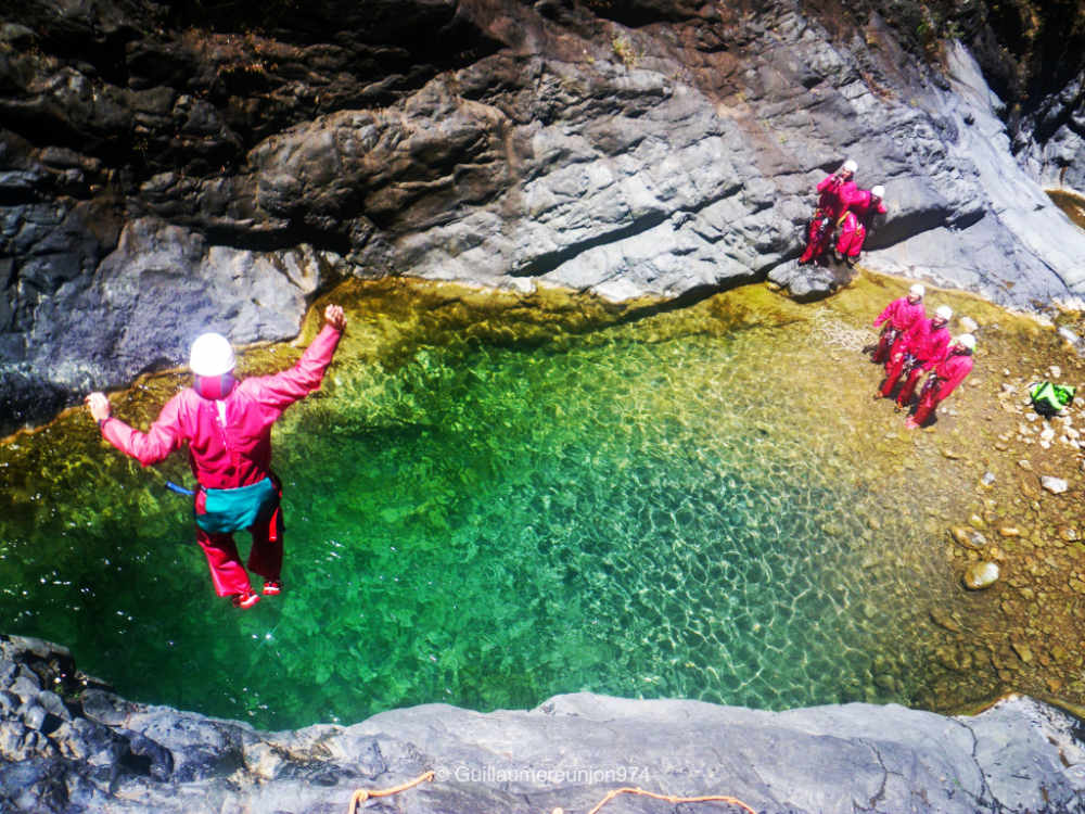 Canyon de Bras Rouge : saut d'un canyoneur